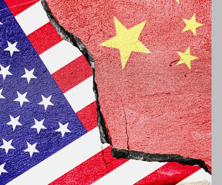 Amerikaanse en Chinese vlag op stenen brokstukken