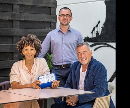 Zoubida Barka (Officenter) en Maxime en Geert Kenis van OVWB stellen de Brooddoosnodig-actie voor