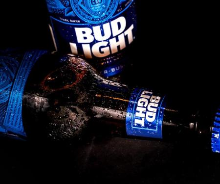flesjes Bud Light op zwarte achtergrond