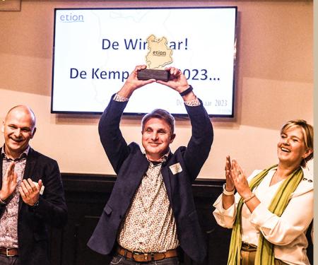 Pat Van Roey steekt de Kempenaar-trofee in de lucht