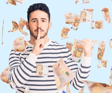 man tussen dwarrelende eurobiljetten houdt vinger op de lippen