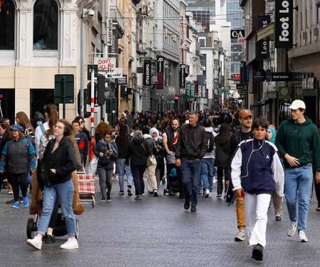 veel volk in de Nieuwstraat te Brussel