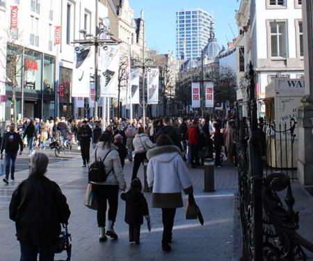shoppende mensenmassa op de Meir in Antwerpen