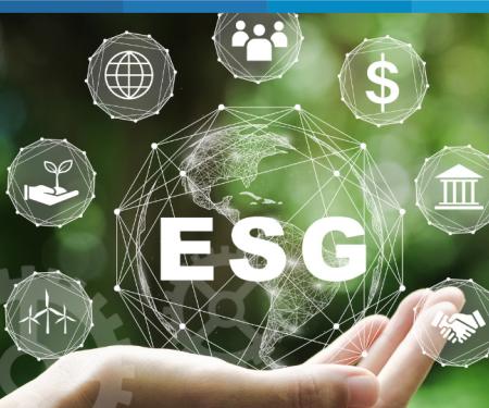 hand met daarin grote virtuele bol met letterwoord ESG, met daarrond ESG-symbolen in radertjes
