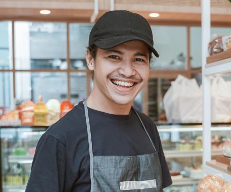 jonge Flexi-jobber aan de slag in een bakkerij