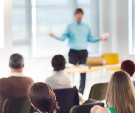 rugaanzicht van deelnemers aan een opleiding voor professionals 