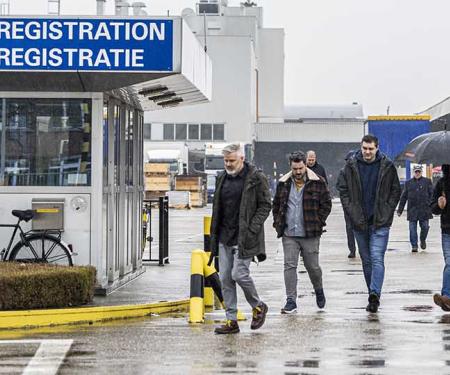 werknemers verlaten fabriek van Van Hool te Lier