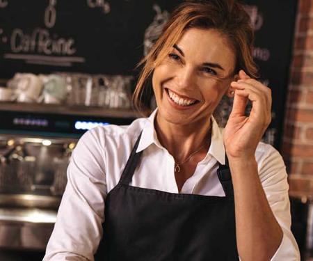 flexi-jobber aan het werk in een koffiebar