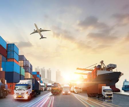 internationaal transport: containerschip, vliegtuig, vrachtwagens