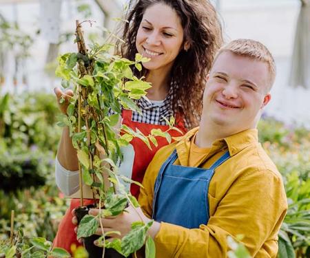 persoon met een arbeidsbeperking aan de slag in een plantenkwekerij
