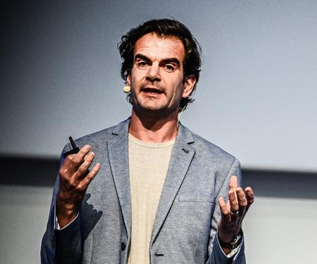 Hans Diels tijdens zijn uiteenzetting over zijn boek