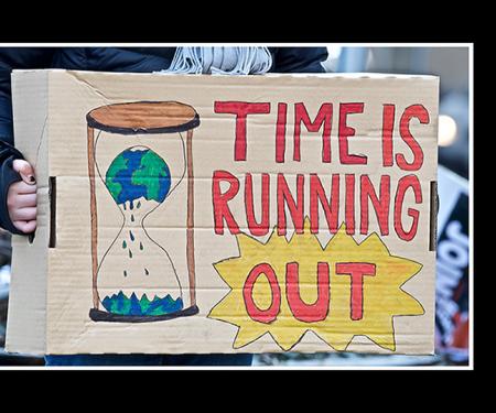 bord met opschrift 'Time is running out' tijdens klimaatbetoging in Stockholm