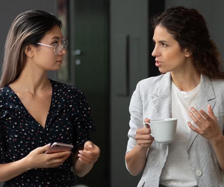 twee collega's in gesprek