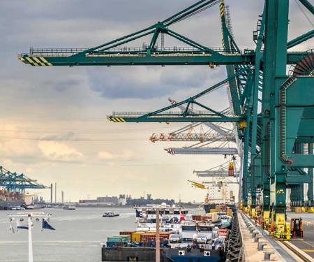 geladen containerschepen in de haven van Antwerpen