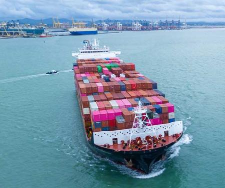 Containerschip op zee