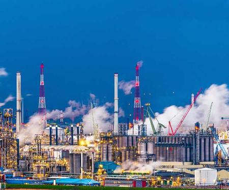 industrie langs een kanaal in Antwerpen