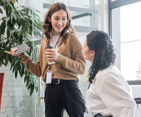 twee collega's in gesprek