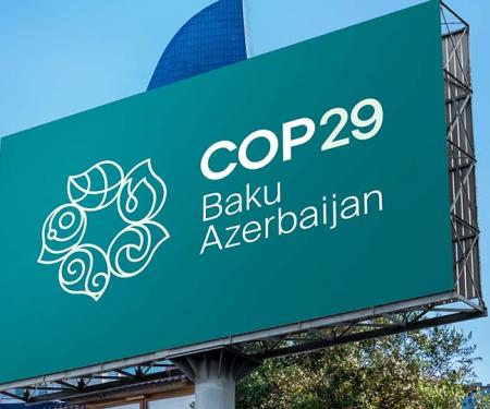 gebouw met daarvoor een bord COP29 Baku