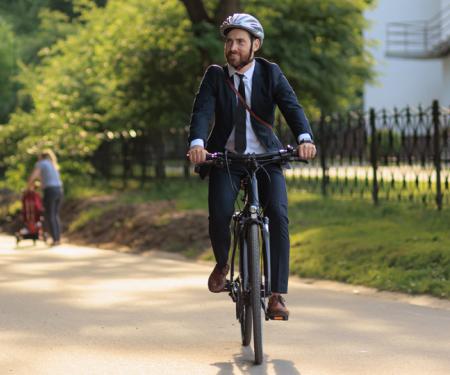 Man in pak op fiets