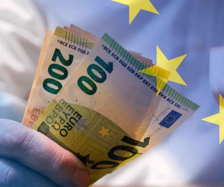 foto van man met geld in zijn handen, daarboven een filter met de Europese sterren