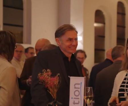 Geert Janssens in gesprek met enkele gasten tijdens de Outlook