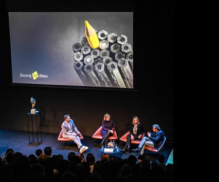 Jochanan Eynikel, Ine Van Wymersch, Carmen Willems en Seppe Nobels op het podium tijdens de uitreiking van de Etion Leadership Award 2025