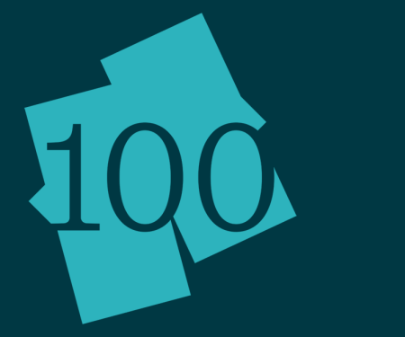 logo blokken met 100 op petroleumblauwe achtergrond