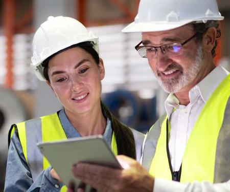 twee collega's overlopen een planning op de werkvloer