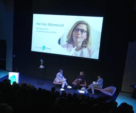 Jochanan Eynikel, Ine Van Wymersch, en Hans De Cuyper op het podium tijdens de uitreiking van de Etion Leadership Award 2025