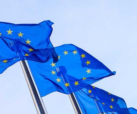Europse vlaggen aan Berlaimontgebouw in Brussel