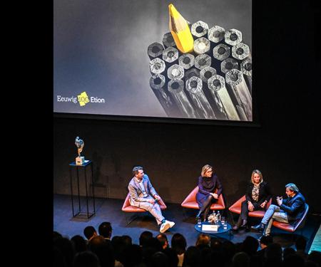 Jochanan Eynikel, Ine Van Wymersch, Carmen Willems en Seppe Nobels op het podium tijdens de uitreiking van de Etion Leadership Award 2025