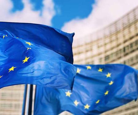 close-up van Europese vlaagen voor het gebouw van de Europese Commissie
