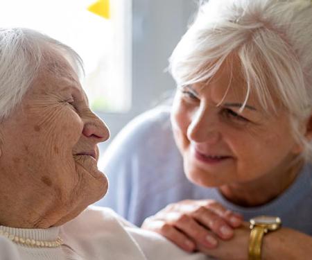 dochter zorgt voor bedlegerige moeder