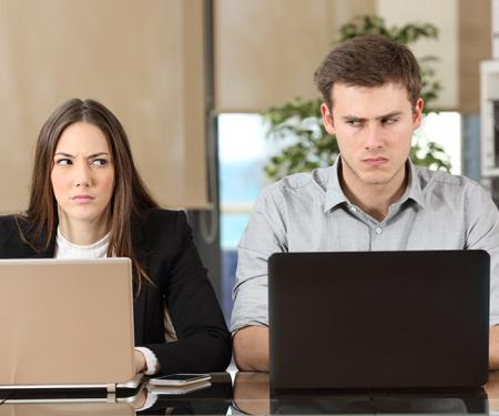 2 collega's kijken afgunstig naar elkaar