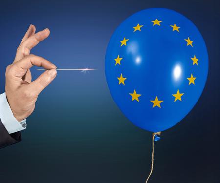 hand doorprikt met naald ballon met Europese sterren