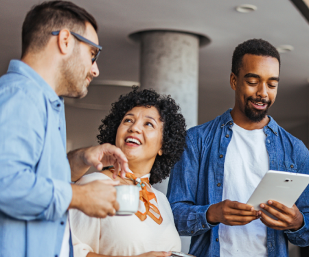 groepje jongeren met tablets in de hand