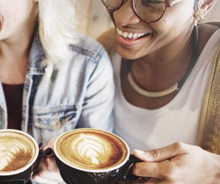 drie mensen met een kopje koffie