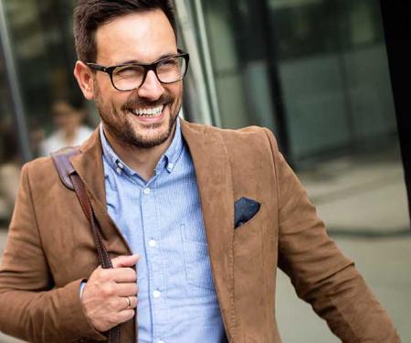 gelukkige werknemer gaat naar huis