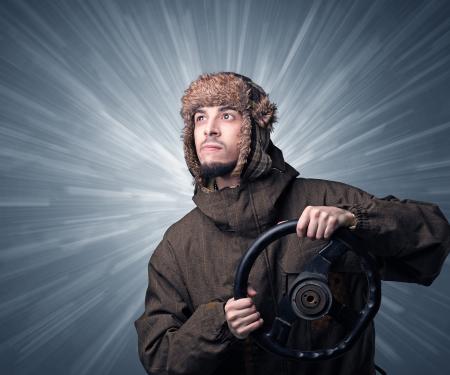 Man met stuurwiel in handen