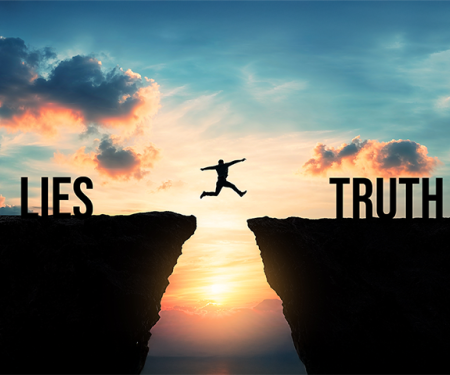 man springt over ravijn tussen woorden leugens en waarheid