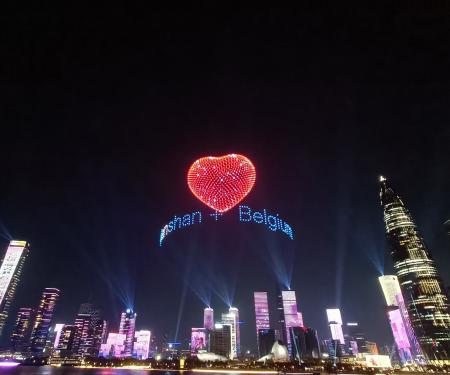 projectie van een groot hart boven de skyline