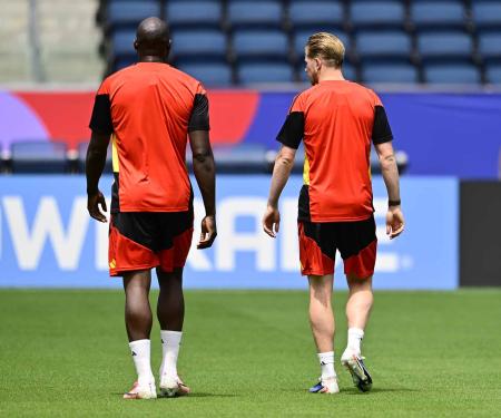 Romelu Lukaku en Kevin De Bruyne verlaten na een training het voetbalveld