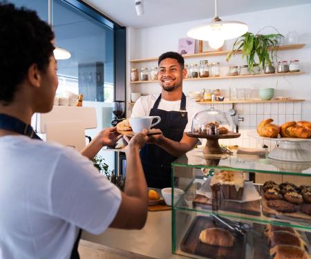 flexi-jobber aan het werk in een ontbijtzaak