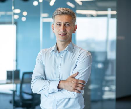 zakenman kijkt zelfverzekerd voor zijn bureau